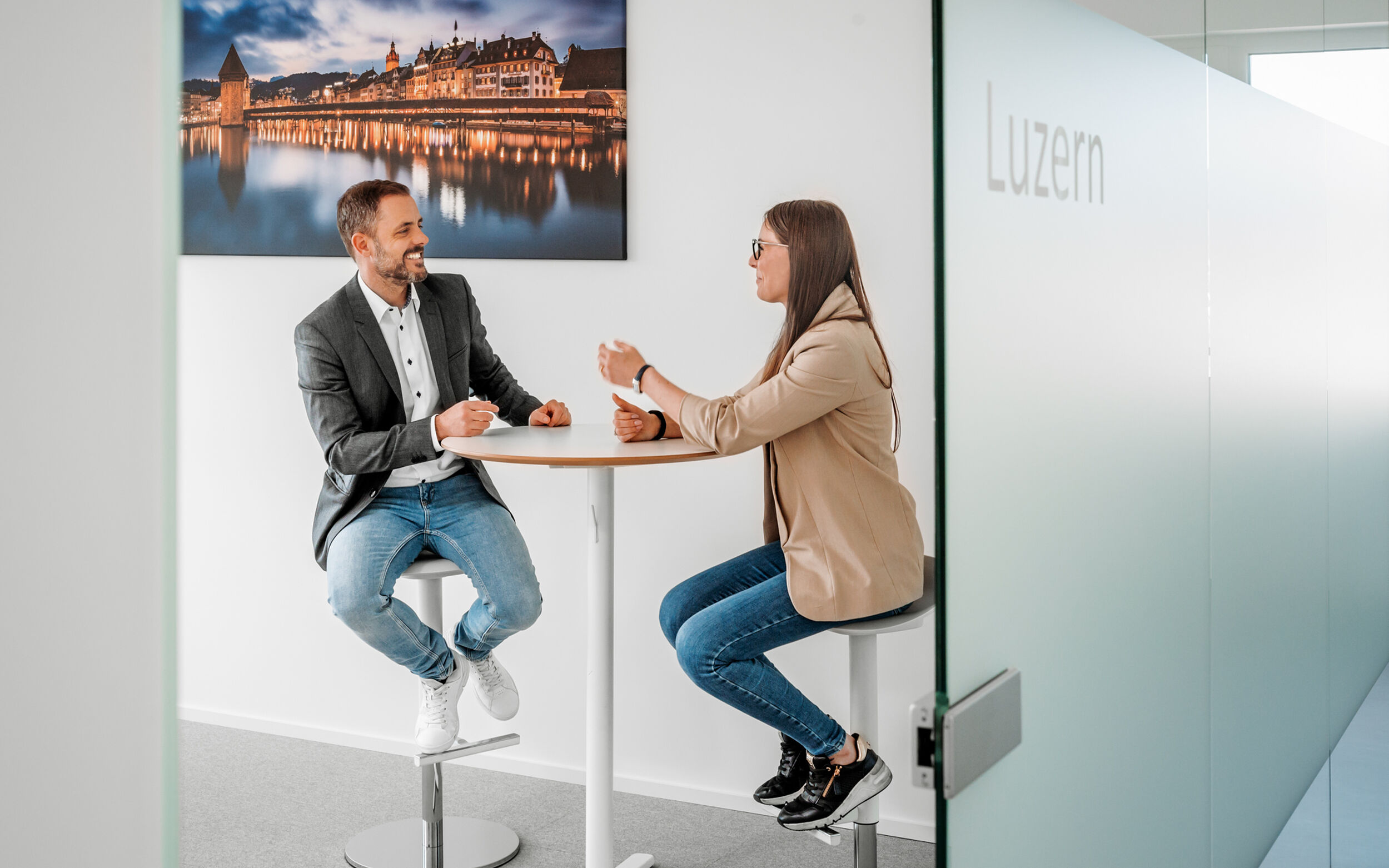 Two people sitting at table talking at Oniko Personalverleih